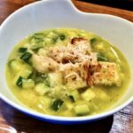 Zupa na bazie wywaru jarzynowego z przesmażoną cukinią, czosnkiem i cebulą podana z grzankami.