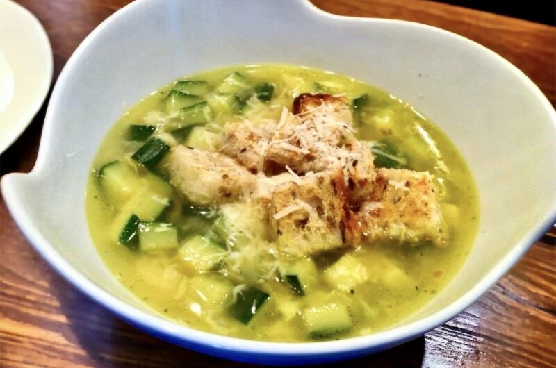 Zupa na bazie wywaru jarzynowego z przesmażoną cukinią, czosnkiem i cebulą podana z grzankami.