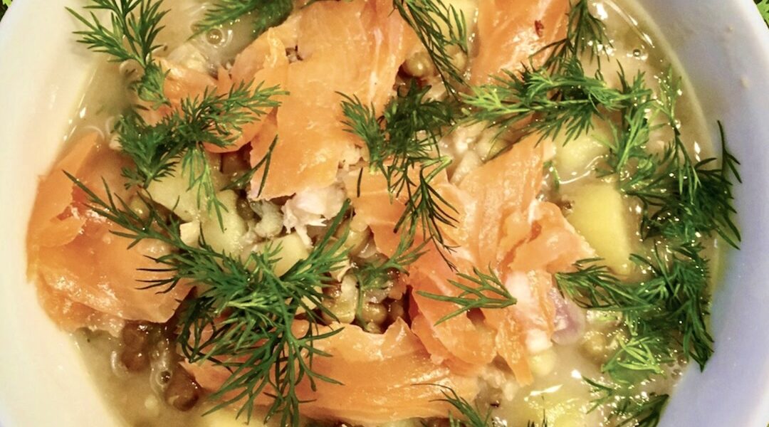 Zupa przygotowana na wywarze jarzynowym z dodatkiem fasoli Mung, czerwonej cebuli i czosnku doprawiona śmietaną i podana z łososiem wędzonym.