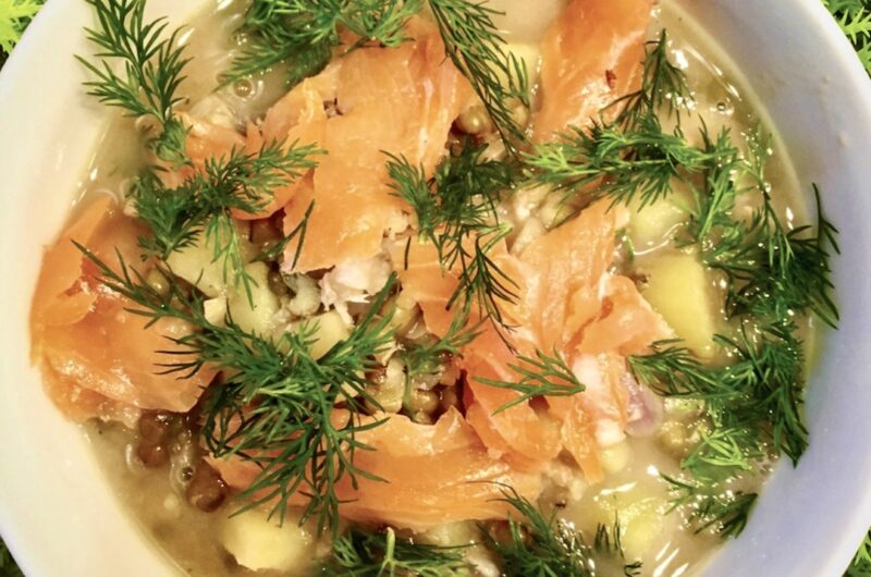 Zupa przygotowana na wywarze jarzynowym z dodatkiem fasoli Mung, czerwonej cebuli i czosnku doprawiona śmietaną i podana z łososiem wędzonym.