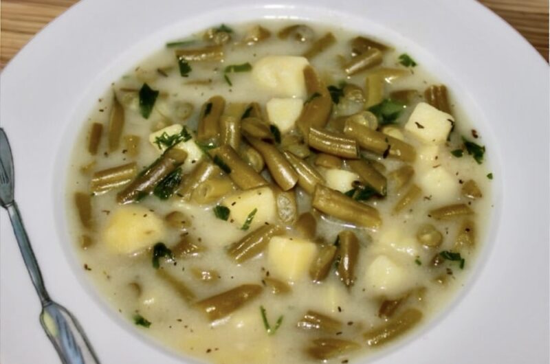 Zupa na bazie domowego wywaru jarzynowego z dodatkiem fasolki szparagowej i ziemniaków zabielona śmietaną.