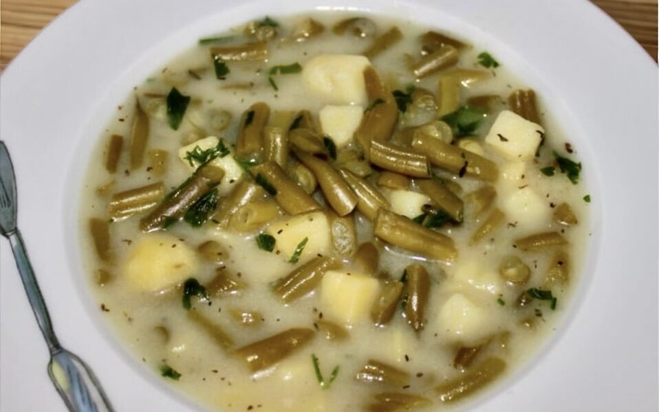 Zupa na bazie domowego wywaru jarzynowego z dodatkiem fasolki szparagowej i ziemniaków zabielona śmietaną.