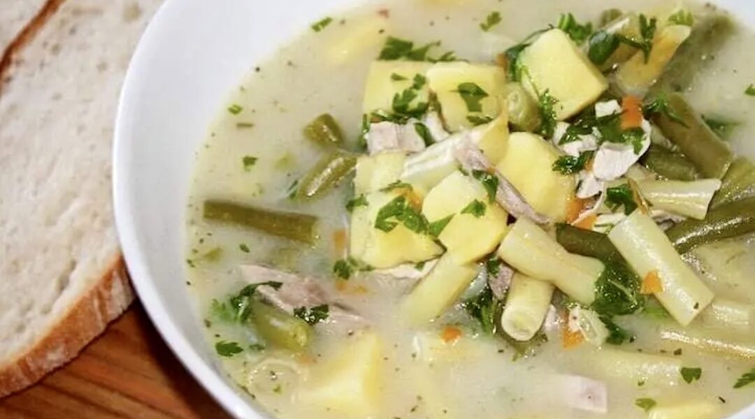 Zupa z fasolki szparagowej przygotowana na wywarze z kurczaka gotowana z ziemniakami i marchewką doprawiona cząbrem i kwaśną śmietaną.