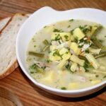 Zupa z fasolki szparagowej przygotowana na wywarze z kurczaka gotowana z ziemniakami i marchewką doprawiona cząbrem i kwaśną śmietaną.