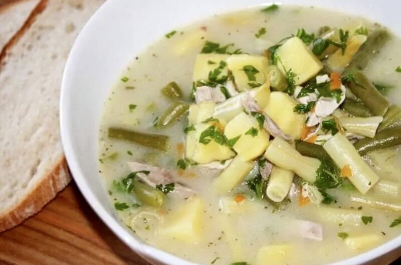 Zupa z fasolki szparagowej przygotowana na wywarze z kurczaka gotowana z ziemniakami i marchewką doprawiona cząbrem i kwaśną śmietaną.
