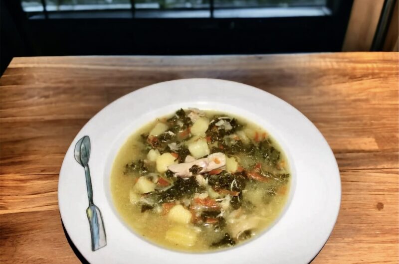 Zupa na wywarze z kurczaka z warzywami, jarmużem i kwaśną śmietaną.