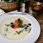 Zupa z kalarepy z dodatkiem białego wina podawana z wędzonym pstrągiem łososiowym.