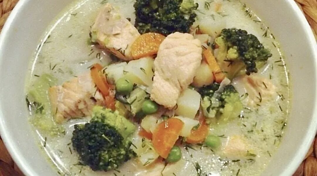 Zupa z łososiem zwaną fińską powstała z przesmażonych i gotowanych w bulionie warzyw oraz z dodatkiem surowego łososia.