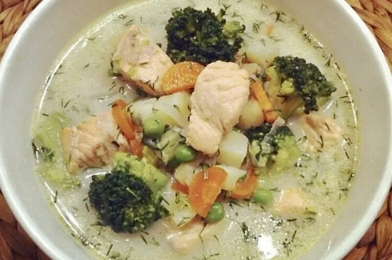 Zupa z łososiem zwaną fińską powstała z przesmażonych i gotowanych w bulionie warzyw oraz z dodatkiem surowego łososia.