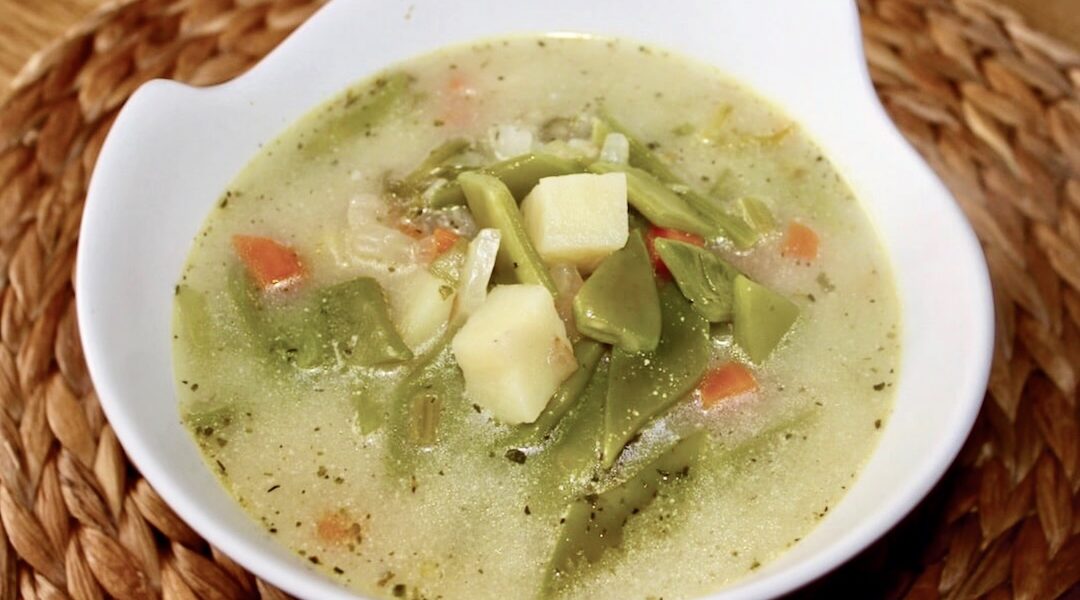 Zupa jarzynowa z dodatkiem mamuta zbudowana na bazie soffritto, czyli długo smażonych cebuli, selerze i marchwi.