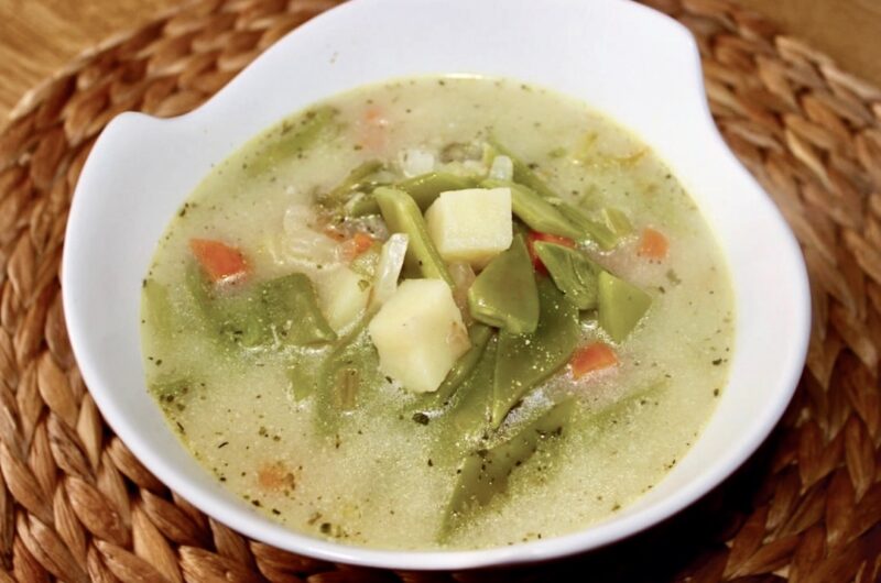 Zupa jarzynowa z dodatkiem mamuta zbudowana na bazie soffritto, czyli długo smażonych cebuli, selerze i marchwi.