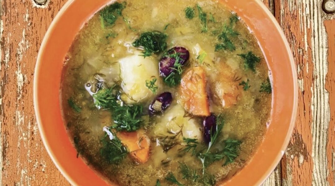 Zupa na bazie domowego bulionu z dodatkiem przesmażonych warzyw i pora z czerwoną fasolką i koperkiem.