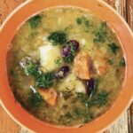 Zupa na bazie domowego bulionu z dodatkiem przesmażonych warzyw i pora z czerwoną fasolką i koperkiem.