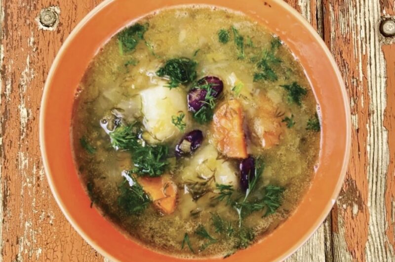 Zupa na bazie domowego bulionu z dodatkiem przesmażonych warzyw i pora z czerwoną fasolką i koperkiem.