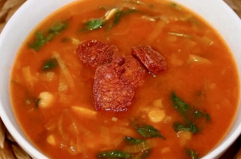 Zupa z porem na bulionie warzywnym przygotowana z dodatkiem przesmażonego z kminem rzymskim pora oraz z ciecierzycą i chrupiącymi plastrami smażonej kiełbasy chorizo.