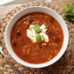 Zupa z soczewicy ugotowana na bazie bulionu warzywnego razem z czerwoną soczewicą z dodatkiem aromatycznych przypraw oraz świeżej mięty i soku z cytryny.