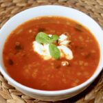 Zupa z soczewicy ugotowana na bazie bulionu warzywnego razem z czerwoną soczewicą z dodatkiem aromatycznych przypraw oraz świeżej mięty i soku z cytryny.