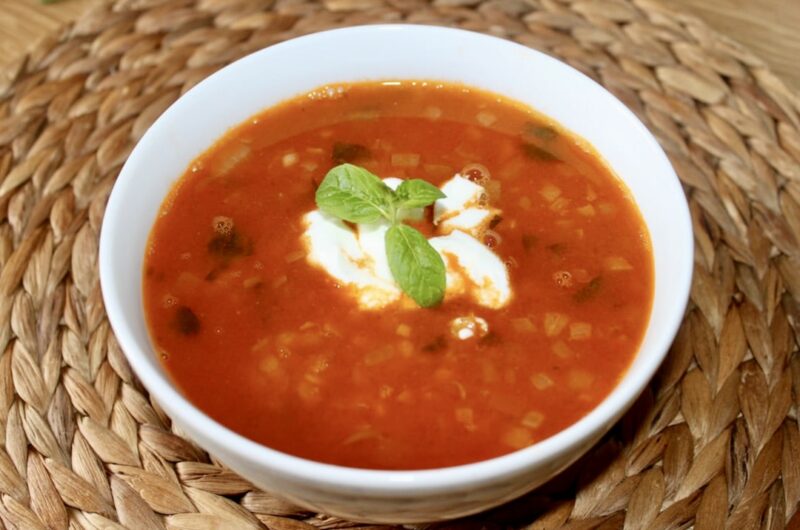 Zupa z soczewicy ugotowana na bazie bulionu warzywnego razem z czerwoną soczewicą z dodatkiem aromatycznych przypraw oraz świeżej mięty i soku z cytryny.