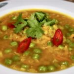 Zupa z soczewicy z groszkiem przyrządzona na wywarze drobiowym z dodatkiem czerwonej soczewicy i zielonego groszku, a także startych warzyw. Zupa doprawiona została aromatycznymi przyprawami, czyli mieloną kolendrą, kminem rzymskim i kurkumą.