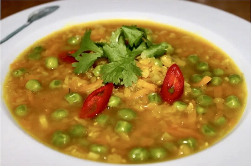 Zupa z soczewicy z groszkiem przyrządzona na wywarze drobiowym z dodatkiem czerwonej soczewicy i zielonego groszku, a także startych warzyw. Zupa doprawiona została aromatycznymi przyprawami, czyli mieloną kolendrą, kminem rzymskim i kurkumą.