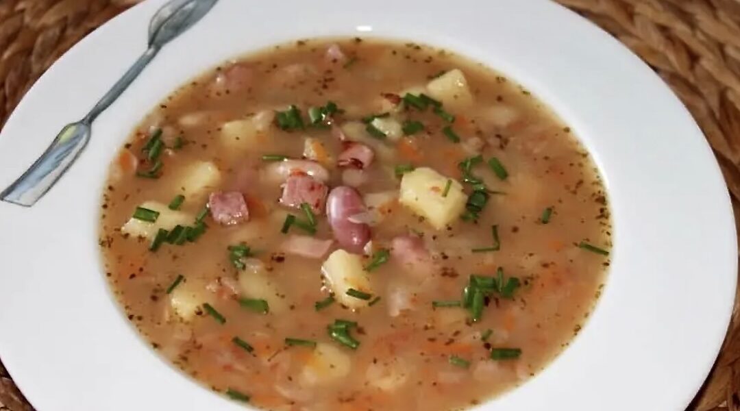 Zupa ugotowana ze świeżej fasoli na bazie domowego bulionu z dodatkiem startych warzyw oraz wędliny.