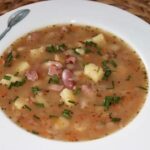 Zupa ugotowana ze świeżej fasoli na bazie domowego bulionu z dodatkiem startych warzyw oraz wędliny.