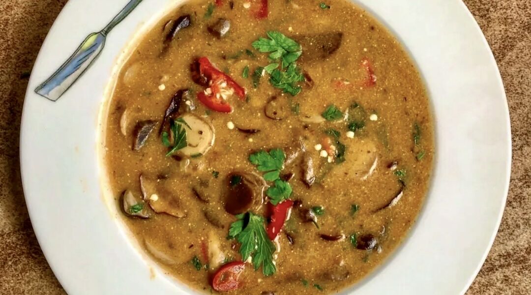 Zupa ze świeżych grzybów leśnych przygotowana na bazie domowego wywaru jarzynowego z trzema rodzajami świeżych grzybów zabielona na koniec kwaśną śmietaną.