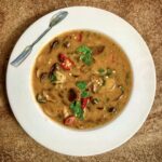 Zupa ze świeżych grzybów leśnych przygotowana na bazie domowego wywaru jarzynowego z trzema rodzajami świeżych grzybów zabielona na koniec kwaśną śmietaną.