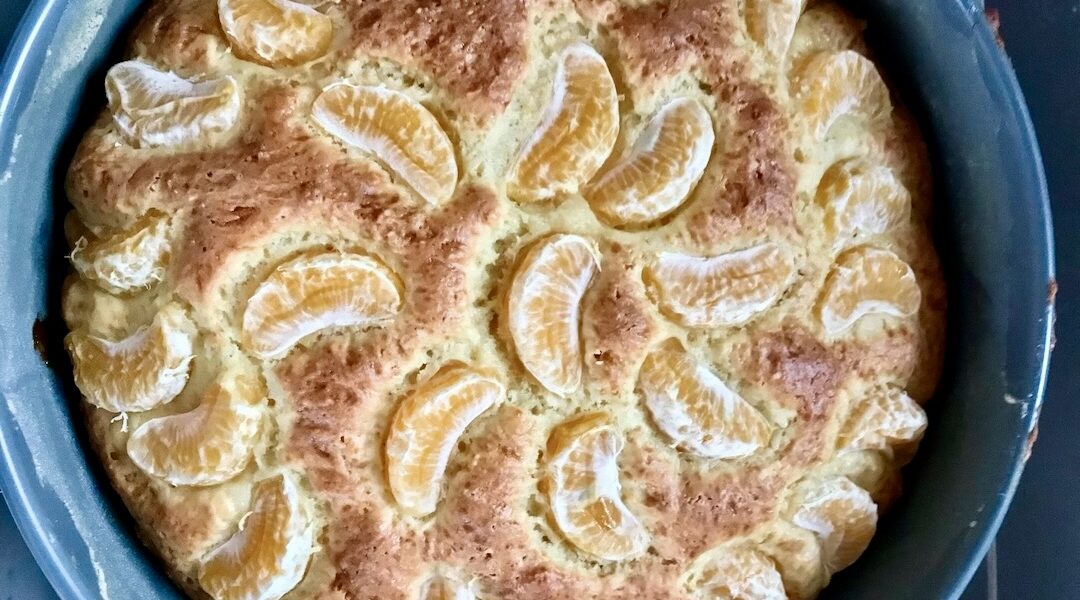 Ciasto jogurtowe z mandarynkami przygotowane z gęstego jogurtu greckiego, puszyste dzięki dodaniu ubitej piany z białek jajek, wzbogacone mandarynkami.