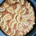 Ciasto jogurtowe z mandarynkami przygotowane z gęstego jogurtu greckiego, puszyste dzięki dodaniu ubitej piany z białek jajek, wzbogacone mandarynkami.