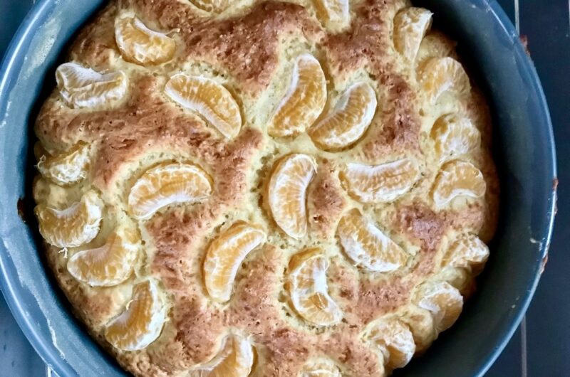 Ciasto jogurtowe z mandarynkami przygotowane z gęstego jogurtu greckiego, puszyste dzięki dodaniu ubitej piany z białek jajek, wzbogacone mandarynkami.