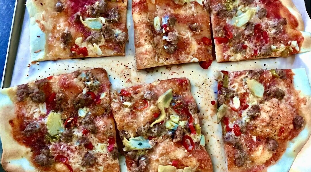 Flammkuchen to podpłomyk zrobiony z mąki i wody pieczony krótko w bardzo wysokiej temperaturze razem z mięsem mielonym, czosnkiem i chilli.