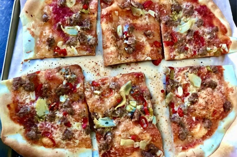 Flammkuchen to podpłomyk zrobiony z mąki i wody pieczony krótko w bardzo wysokiej temperaturze razem z mięsem mielonym, czosnkiem i chilli.