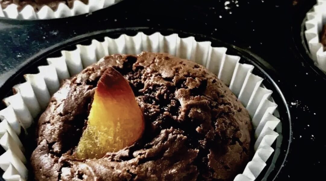 Babeczki czekoladowe przygotowane z gorzkiej czekolady stopionej razem z masłem z dodatkiem jajek, cukru oraz mąki pszennej wzbogacone morelami suszonymi.