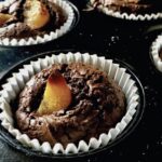 Babeczki czekoladowe przygotowane z gorzkiej czekolady stopionej razem z masłem z dodatkiem jajek, cukru oraz mąki pszennej wzbogacone morelami suszonymi.