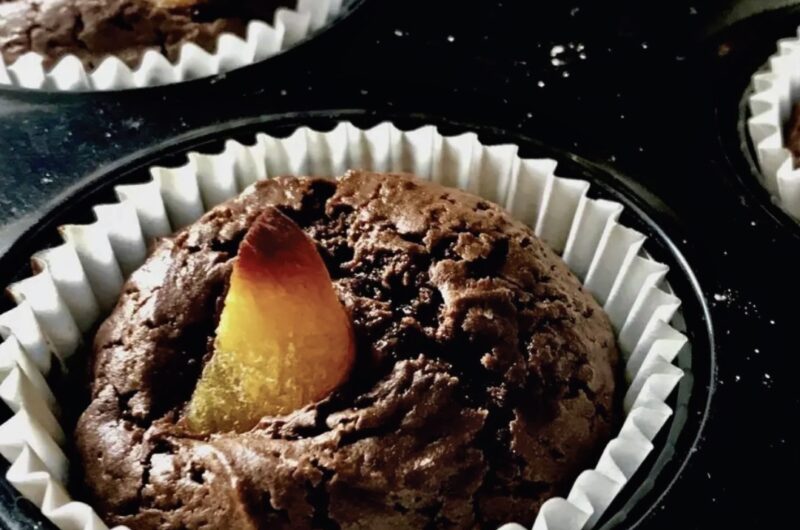 Babeczki czekoladowe przygotowane z gorzkiej czekolady stopionej razem z masłem z dodatkiem jajek, cukru oraz mąki pszennej wzbogacone morelami suszonymi.