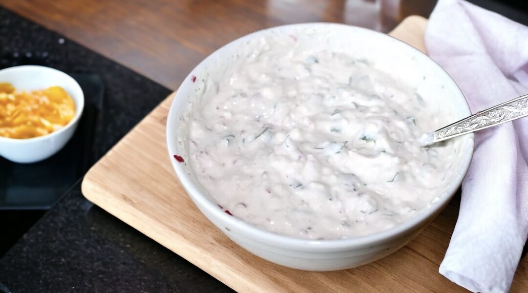 Dip jogurtowy przyrządzony z gęstego jogurtu greckiego z fetą, kilkoma rzodkiewkami i natką pietruszki.