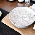 Dip jogurtowy przyrządzony z gęstego jogurtu greckiego z fetą, kilkoma rzodkiewkami i natką pietruszki.