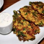 Dip jogurtowy na bazie gęstego jogurtu greckiego przygotowany z dodatkiem puszystego serka śmietankowego, świeżych ziół i z pomidorem.