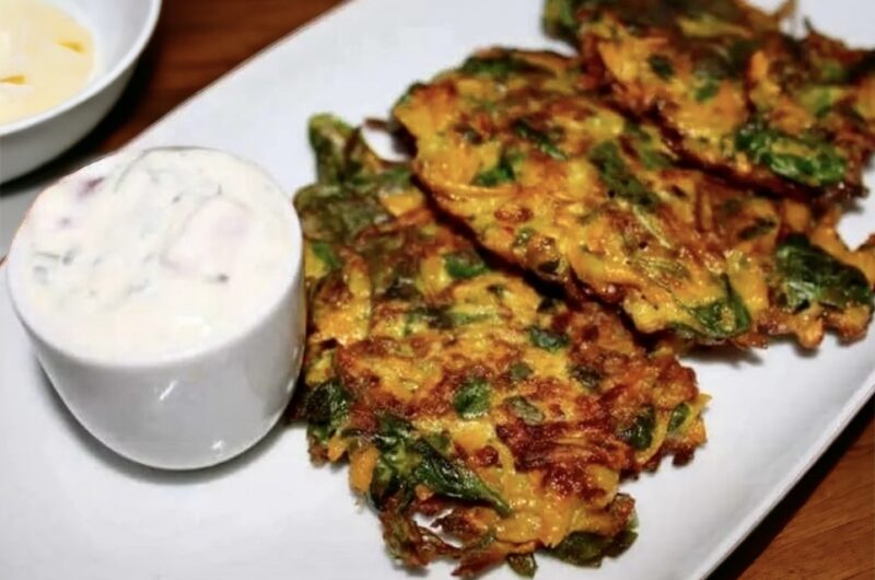 Dip jogurtowy na bazie gęstego jogurtu greckiego przygotowany z dodatkiem puszystego serka śmietankowego, świeżych ziół i z pomidorem.