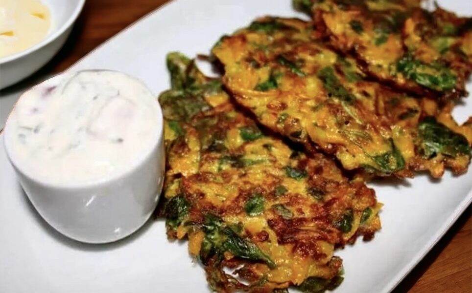 Dip jogurtowy na bazie gęstego jogurtu greckiego przygotowany z dodatkiem puszystego serka śmietankowego, świeżych ziół i z pomidorem.