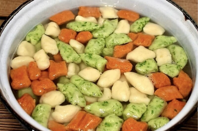 Gnocchi to włoskie kluski przyrządzane z ugotowanych i przeciśniętych przez praskę ziemniaków wymieszanych z mąką pszenną i świeżym jajkiem.