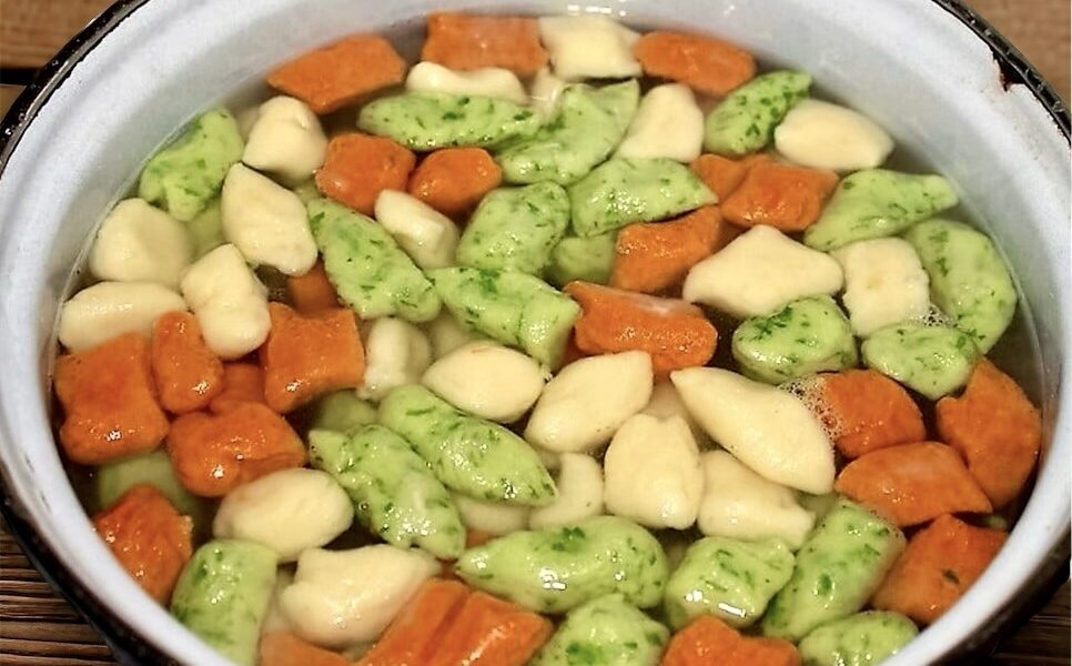 Gnocchi to włoskie kluski przyrządzane z ugotowanych i przeciśniętych przez praskę ziemniaków wymieszanych z mąką pszenną i świeżym jajkiem.