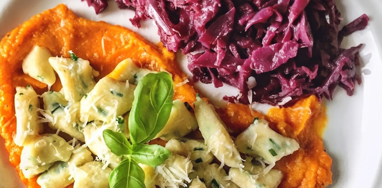 Gnocchi z dorszem to włoskie kluski przyrządzone z ugotowanych i przeciśniętych przez praskę ziemniaków i wymieszane z pieczonym dorszem podane na musie dyniowym.