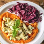 Gnocchi z dorszem to włoskie kluski przyrządzone z ugotowanych i przeciśniętych przez praskę ziemniaków i wymieszane z pieczonym dorszem podane na musie dyniowym.