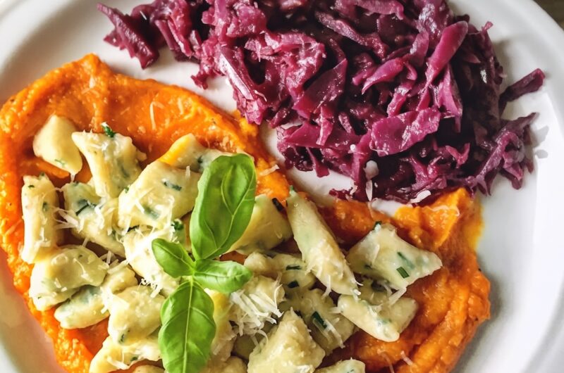 Gnocchi z dorszem to włoskie kluski przyrządzone z ugotowanych i przeciśniętych przez praskę ziemniaków i wymieszane z pieczonym dorszem podane na musie dyniowym.