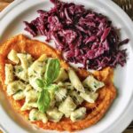 Gnocchi z dorszem to włoskie kluski przyrządzone z ugotowanych i przeciśniętych przez praskę ziemniaków i wymieszane z pieczonym dorszem podane na musie dyniowym.