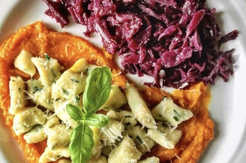 Gnocchi z dorszem to włoskie kluski przyrządzone z ugotowanych i przeciśniętych przez praskę ziemniaków i wymieszane z pieczonym dorszem podane na musie dyniowym.