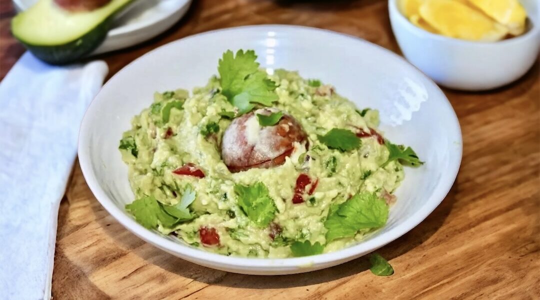 Guacamole to oryginalny dip meksykański przygotowany z awokado i salsy pico de gallo, czyli pomidorów, czerwonej cebuli i świeżej kolendry.