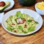 Guacamole to oryginalny dip meksykański przygotowany z awokado i salsy pico de gallo, czyli pomidorów, czerwonej cebuli i świeżej kolendry.